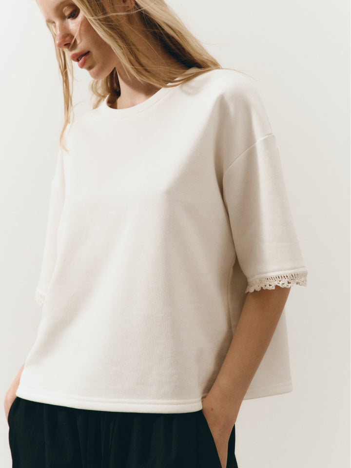 T-shirt Simple with crochet lace  - Short