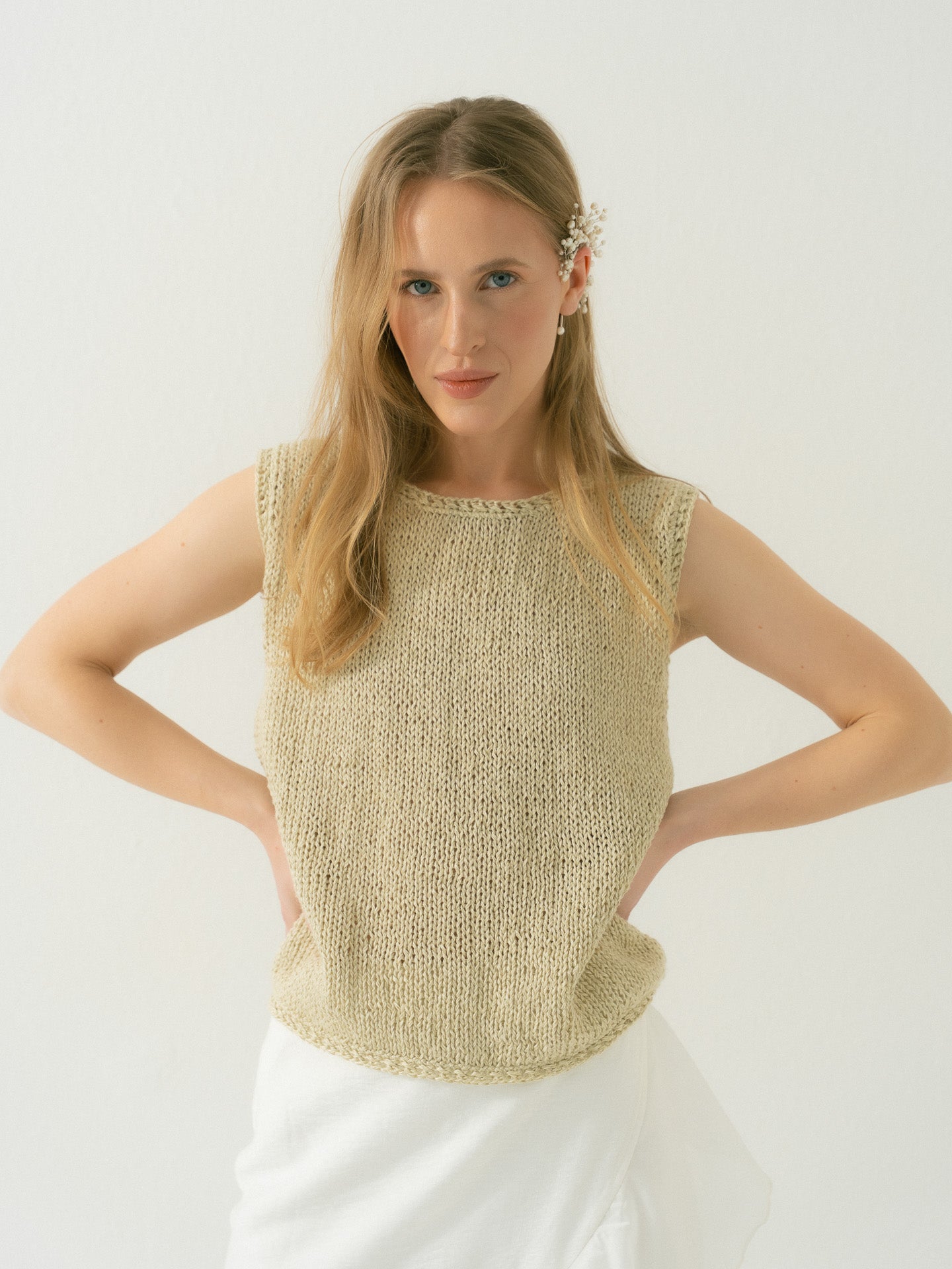 Structured handknitted tank