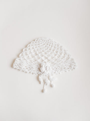 Тонка ажурна шапка з квіткою – ручна робота
